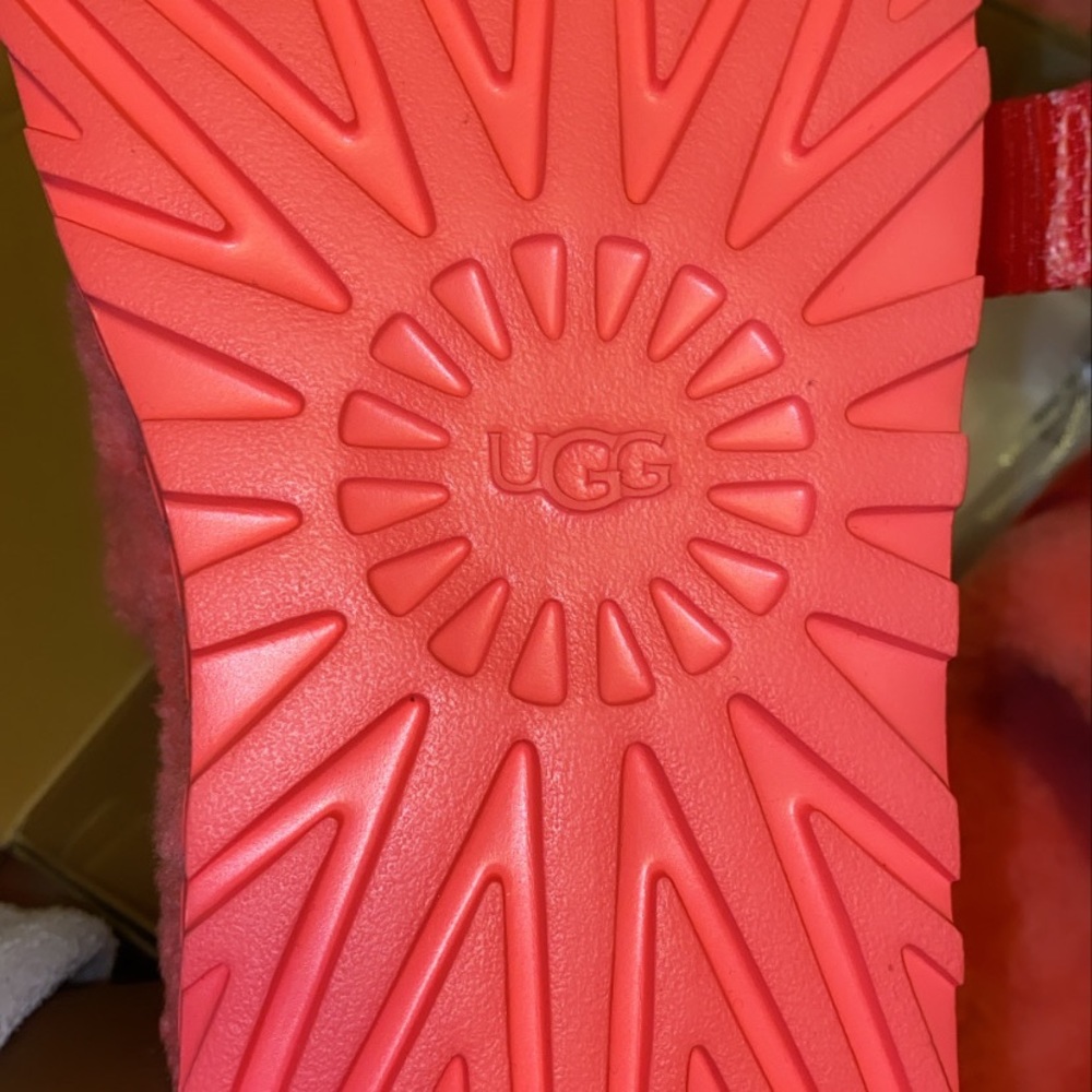 Never worn UGG platform slides women size 8